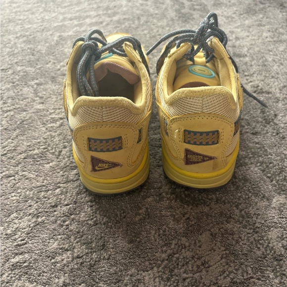 Air Max 1
Travis Scott - Saturn Gold
D09392 700 - Picture 3 of 8